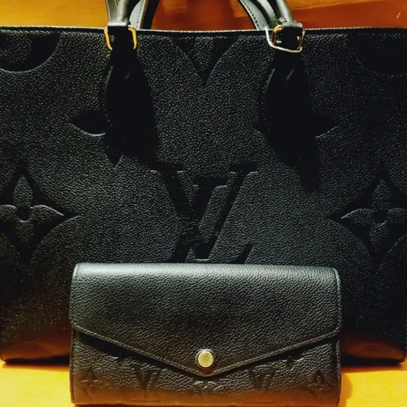 Rare & Authentic Louis Vuitton Monogram Empreinte Sarah Wallet! Pristine Con. - Picture 12 of 16